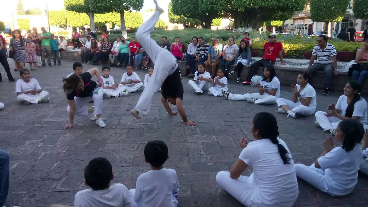 Niños, jóvenes y adultos pueden practicar capoeira.